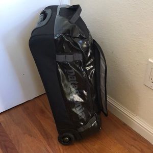Patagonia Black Hole Rolling Suitcase
